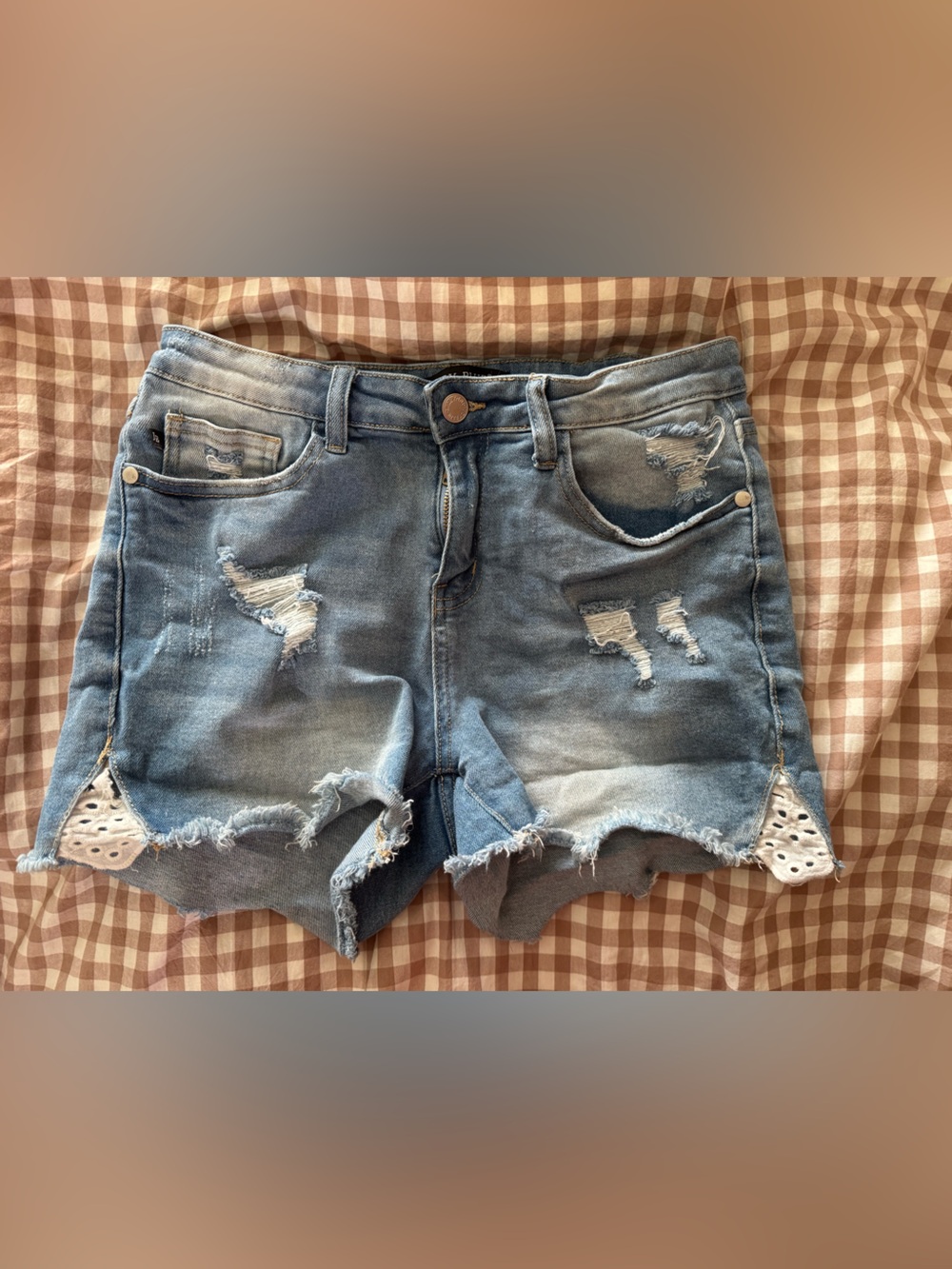 Judy blue raw hem jean shorts size 27 lace detail stretchy and comfy 3” inseam
